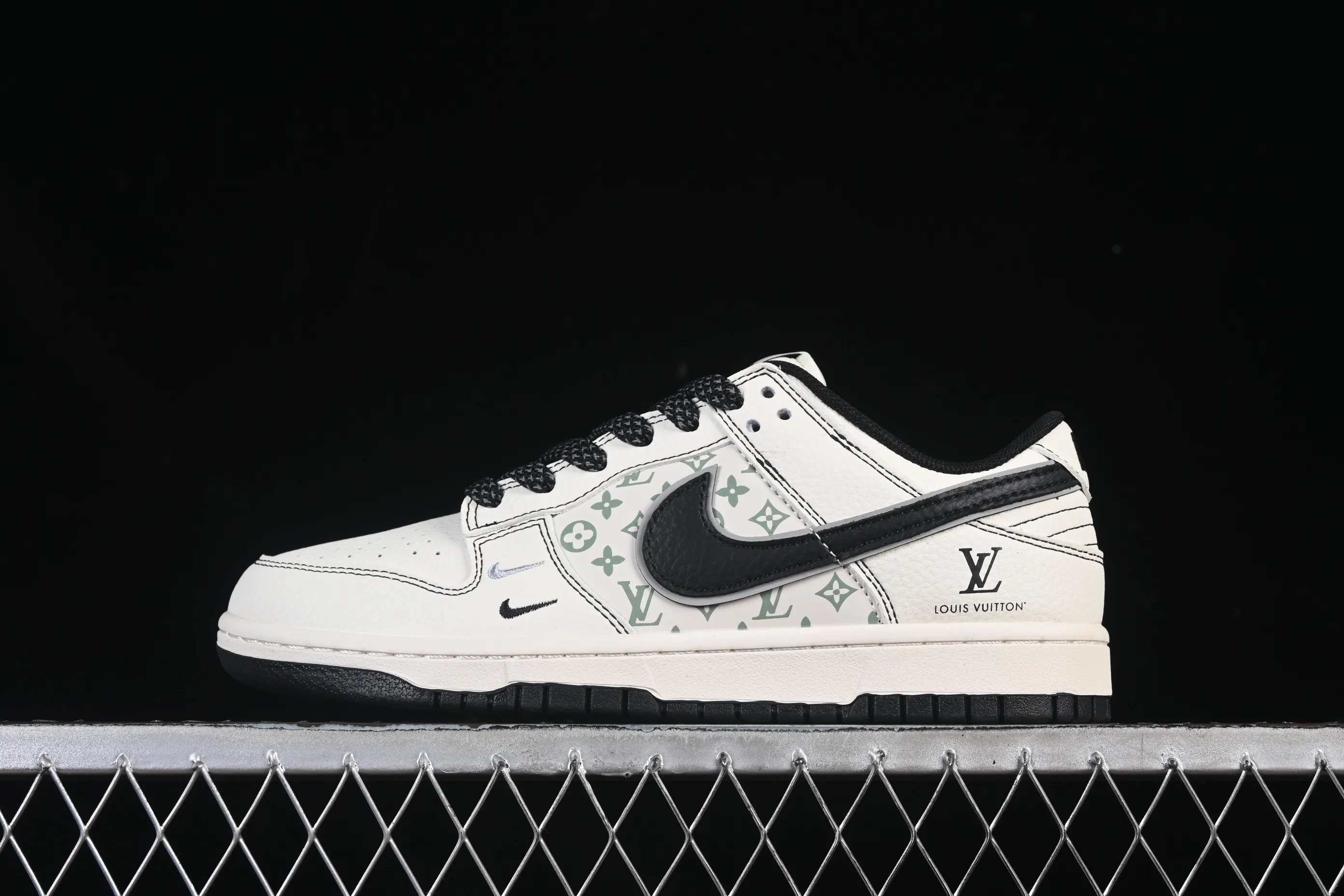 All categories Nk SB Dunk Series Nk SB Dunk Low High-end customized low-top sneakers Nike SB Dunk Low LV co-branded printed beige and black hook High-end customized low-top casual sneakers HH7518-095